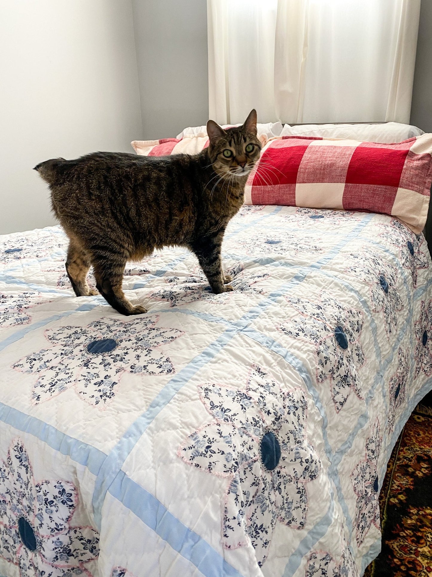 Vintage Handmade Quilt with White and Purple Flowers - Perth Market